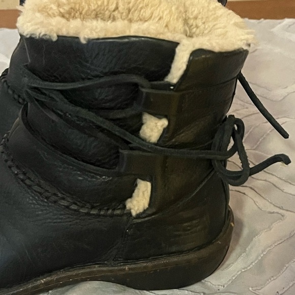 Ugg Caspia Leather And Sheepskin Boots Sz 7 - Picture 9 of 12